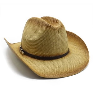 Chapeau de cowboy en paille naturelle avec bande en cuir marron et boucle argentée sur fond blanc