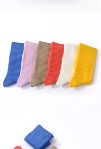 Dettaglio di calze in cotone a coste in vari colori con trama a maglia elastica