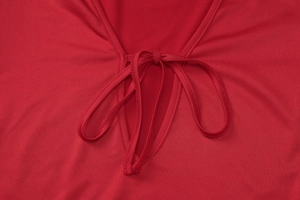 Détail d'une robe d'été rouge avec encolure en U et conception de dentelle à nœud