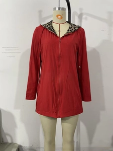 Detail der roten Kapuzenjacke mit Leopardenmuster-Futter und Kordelzug an der Kapuze