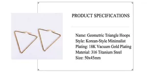 Detalle de los pendientes de aro triangulares dorados en acero titanio chapado 18k