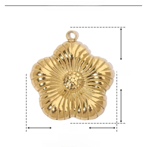 Macro shot of gold-plated stainless steel flower pendant with 21x23mm dimension