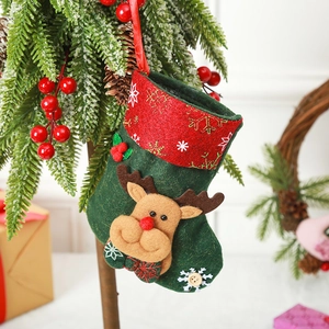 Groene kerstsok hanger met een rode rendier en decoratieve sneeuwvlokken voor de boom