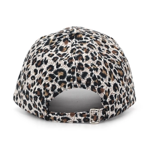 Dettaglio posteriore regolabile di un cappello leopardato con fibbia in metallo