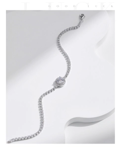 Détail du bracelet tennis halo en argent s925 avec zircone étincelante sur support blanc