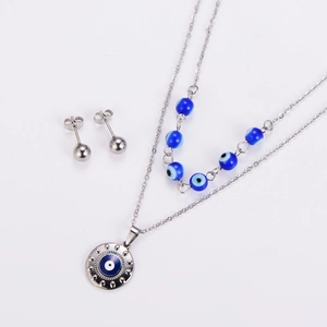 Détail du collier double couche en acier argenté avec pendentif œil bleu maléfique