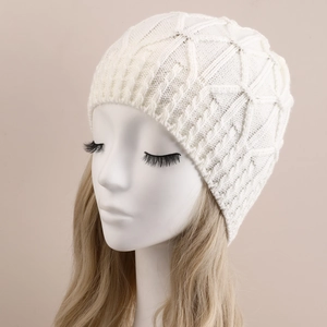 Damen Winter-Strickmütze in Cremeweiß mit Zopfmuster und Rautenstruktur für kalte Tage