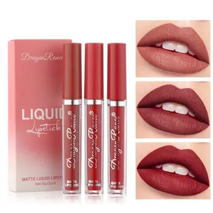 Set di tre rossetti liquidi opachi con tonalità rosso velluto e colori nude