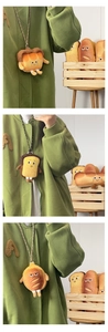 Détail des mini porte-monnaies en peluche toast et baguette utilisés en pendentifs