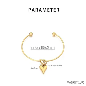 Detail showing gold knot bracelet with heart pendant and dimensions 65x2mm and 14x12mm