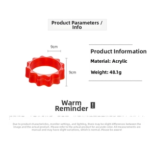 Dettaglio del bracciale in acrilico rosso con diametro di 9cm e specifiche di peso 48,1g