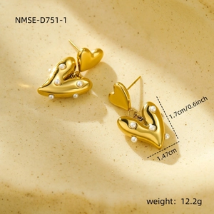 Détail de boucles d'oreilles cœur en or 18 carats avec perles, taille 1.7cm et 12.2g