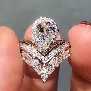 Pear Cut Zircon Ring And V Guard Band Copper Plated White Gold Crown Wedding Engagement Jewelry For Women Luxury Water Drop