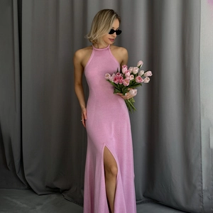 Elegante roze gebreide maxi-jurk met halter en zijsplit voor zomerse mode