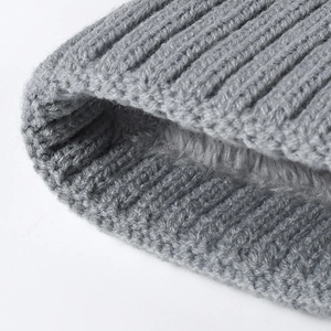 Bonnet en maille côtelée grise avec doublure polaire chaude et revers épais