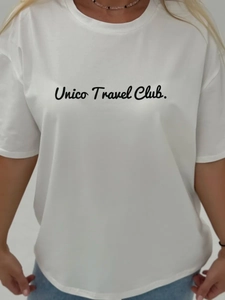 Μινιμαλιστικό λευκό βαμβακερό T-shirt με τύπωμα Unico Travel Club σε casual στυλ