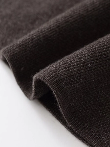 Gros plan détaillé de la texture du tissu en maille anthracite avec motifs doux