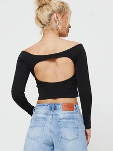 Εφαρμοστό μαύρο πλεκτό crop top με μακρύ μανίκι και στρογγυλό άνοιγμα στην πλάτη