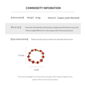 Détail du bracelet trèfle doré avec des strass étincelants et les dimensions