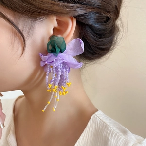 Boucles d'oreilles élégantes en tissu violet avec pompons perlés pour un style bohème