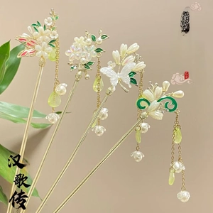 Detaillierte Nahaufnahme traditioneller goldener Haarnadeln mit Blumen- und Schmetterlingsanhängern