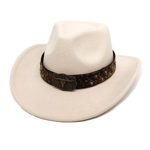 Détail du chapeau de cowboy en laine avec boucle longhorn en bronze et rivets