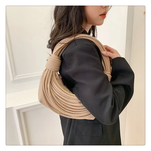 Détail de la texture nouée et du design plissé sur un sac à bandoulière kaki