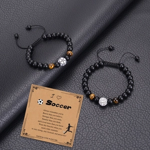 Zweiteiliges Fußball-Perlenarmband-Set mit matten schwarzen Perlen auf Geschenkkarte