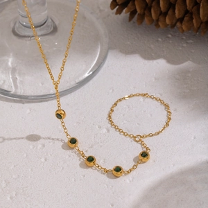 Elegante catena in acciaio inossidabile placcato oro 18K con cinque zirconi verde oliva