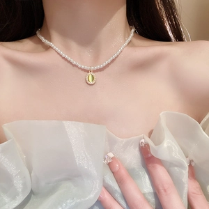 Collier de perles vintage avec pendentif ovale en pierre précieuse vert clair pour femme