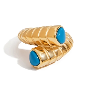 Dettaglio macro dell'anello in acciaio inossidabile 18K con pietre di turchese blu