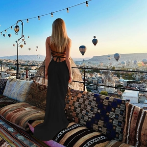 Détail d'une robe longue noire sexy dos nu avec des bretelles croisées pour les vacances