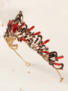 Vue détaillée d'une couronne baroque vintage avec rubis rouges et strass noirs sur or