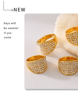 Detalle macro de anillos bañados en oro con micro pavé de circonitas en textura blanca