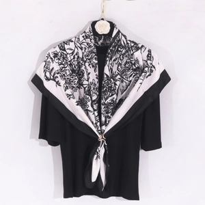 Carré de soie élégant de 90 cm avec motif floral noir et blanc sur fond blanc pur