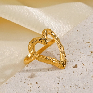 Irregular hammered gold heart ring made of stainless steel with a vintage finish