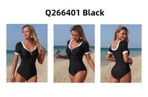 Vue détaillée du maillot de bain noir à manches courtes avec bordure contrastée et taille froncée