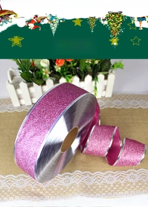 Detalle de cinta navideña con purpurina rosa de 2M y bordes plateados para decoración
