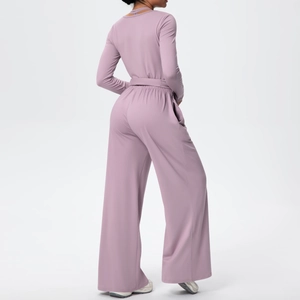 Vue arrière d'une combinaison de yoga lavande en maille extensible avec jambes larges