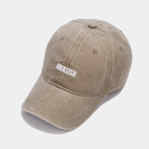 Gros plan sur la casquette vintage en coton délavé kaki avec broderie ADULTISH
