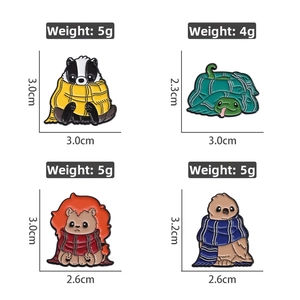 Lot de quatre épingles en émail dessin animé avec motifs d'animaux de l'école de magie