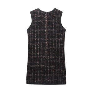 Mini abito smanicato in tweed rosa e nero con trama a quadri testurizzata su sfondo bianco