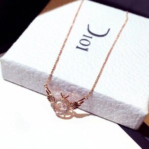 Collana con ali d'angelo in oro rosa con ciondolo ad anello con diamante sospeso
