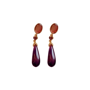 Boucles d'oreilles gothiques vintage avec résine violette et monture dorée élégante