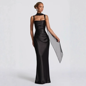 Elegantes schwarzes Abendkleid aus Satin mit Trägern und passendem Tüllschal dazu