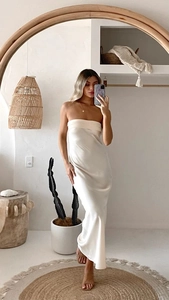 Abito lungo in raso bianco senza schienale mostrato in un selfie a specchio minimalista