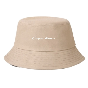 Bob en coton beige avec broderie blanche Carpe Diem pour protection solaire de plein air