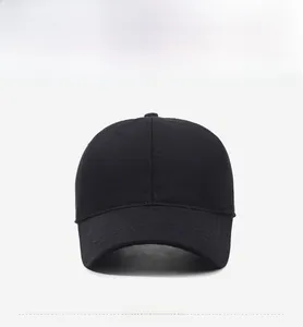 Detailansicht einer minimalistischen schwarzen Baseballkappe aus Baumwolle in klassischem Design