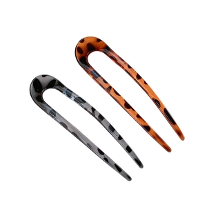Minimalist U-shaped resin hair pins with stylish leopard print in black and brown finish