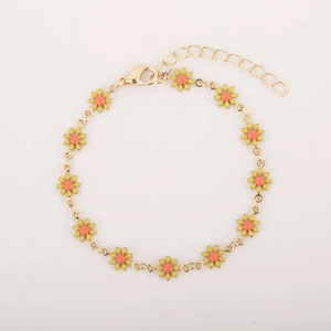 Daisy charm bracelet in gold-plated finish with yellow petals and lobster clasp